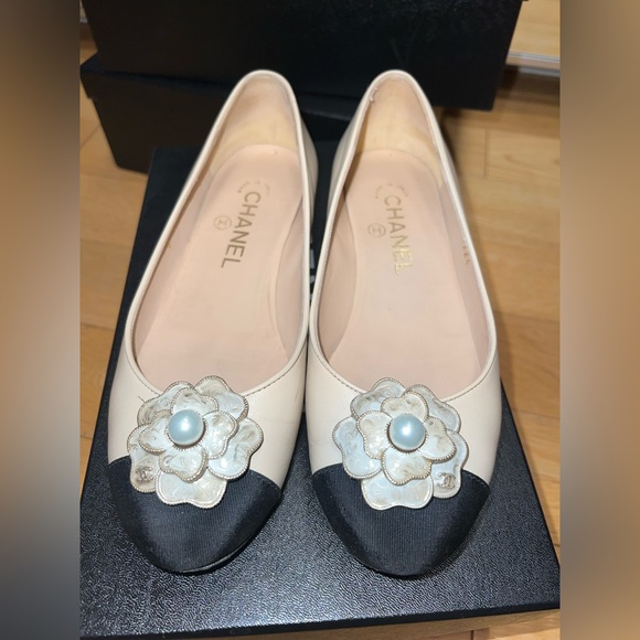 CHANEL Calfskin Flats - Picture 1 of 5